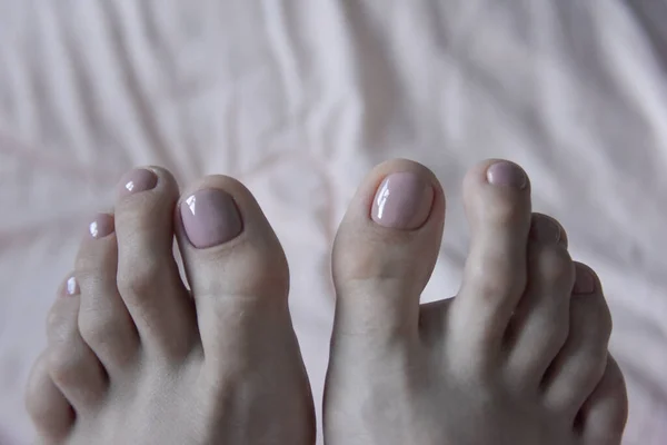 Taze Pedikür Yaptıran Kadın Ayak Parmakları Filtresiz Gerçek Güzellik Kavramı — Stok fotoğraf