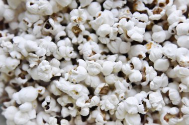 Beyaz patlamış mısıra katkı maddesi kullanmadan odaklan. Doğal gıda konsepti