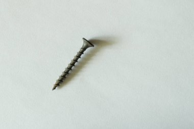 Kendi kendine dokunan vida yan ışıklandırmalı kabartmalı arka planda yatıyor.