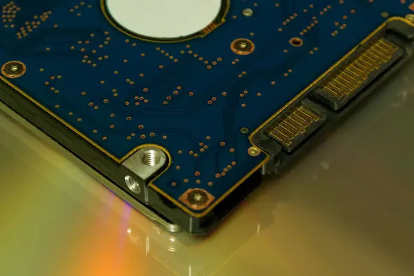Elektronik devre kartı ile elektronik soyutlamayı sağlayan bir sabit diskin parçası