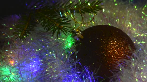 Strălucire dinamică pe decorațiuni de Crăciun — Videoclip de stoc