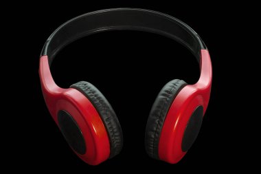 Siyah yaylı kırmızı kulaklıklar siyah arkaplanda izole ediliyor.