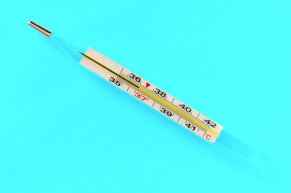 Merkür Tıbbi Termometresi Derece Sıcaklıkta Mavi Arka Plan Görüntüsüne Yakın — Stok fotoğraf