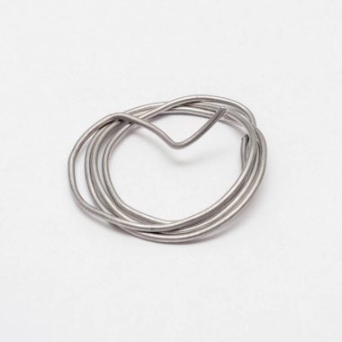 Hafif arkaplanda lehim yapmak için lehim kablosu.