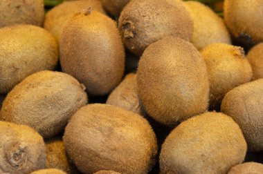 kivi meyveleri tezgahın ışıklandırmasında yakın plan