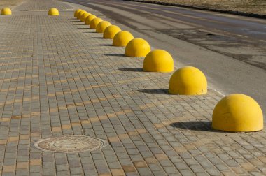 # Sarı yarımküreler kaldırımları ayırıyor #