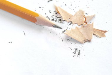 Kalem açtıktan sonra beyaz bir arkaplanda, terazinin yanında yatar.