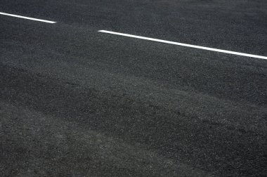 Minimalist arkaplan yolu asfaltı beyaz iz çizgisi geniş plan parçalarıyla