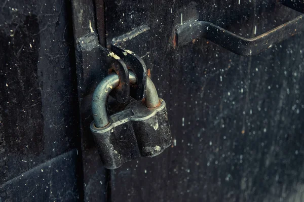 Candado Retro Una Vieja Puerta Hierro Negro Sótano Edificio Entrada —  Fotos de Stock