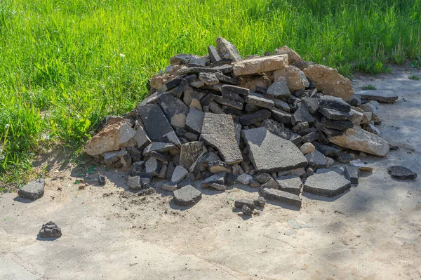 Trozos Asfalto Desmontado Apilados Acera Residuos Construcción Del Desmantelamiento Piedras —  Fotos de Stock