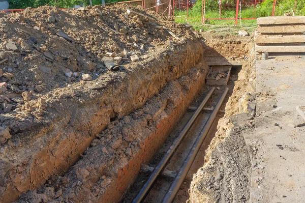 Kazı çukurundaki su borularının değiştirilmesi. Sokağın siperlerindeki ana su şebekesinin değiştirilmesi.