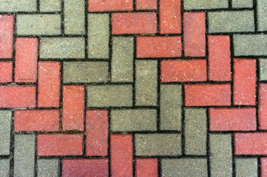 Gri ve kırmızı kaldırım taşlarından yapılmış kaldırım üstü kapalı.