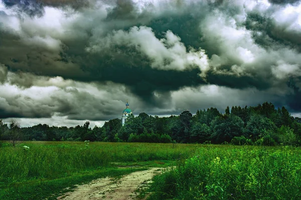 Ландшафт Важкі Темні Штормові Хмари Над Зеленим Полем Лугу — стокове фото