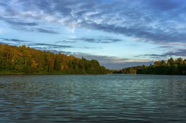 Orman gölü, sudan sonbahar ormanına kadar görünür.