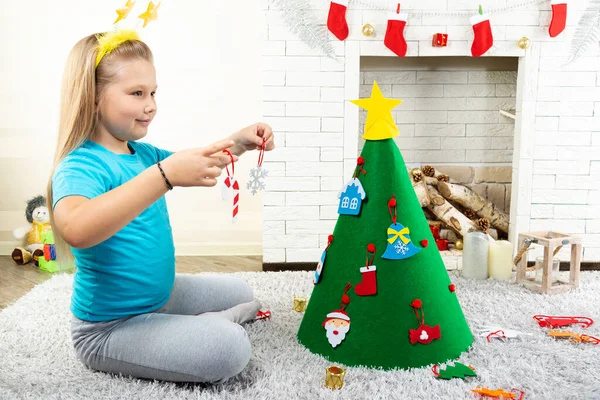 Ein Kleines Mädchen Schmückt Einem Raum Kamin Einen Filzbaum Mit — Stockfoto