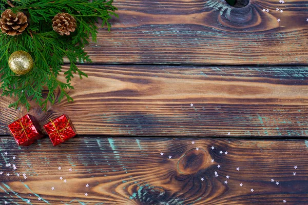 Vánoce Zimní Zázemí Jedlové Větve Míčky Dárky Tmavém Dřevěném Pozadí — Stock fotografie