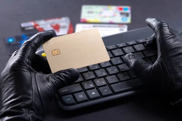 Çalıntı kredi kartı ve dizüstü bilgisayarı olan siber suçlu