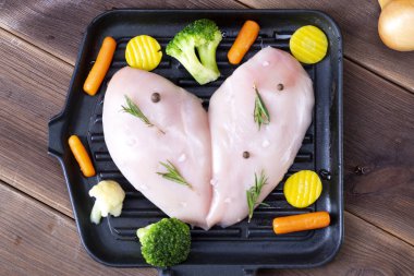 Sebzeli tavada ızgara tavuk göğsü..