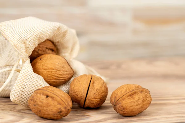 Vlašské Ořechy Plátěném Sáčku Dřevěném Pozadí Místem Pro Text — Stock fotografie