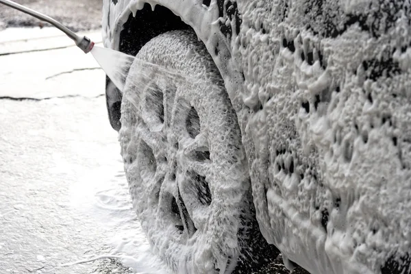 Köpüklü araba. Araba yıkama, sabun yıkama, araba yıkama..