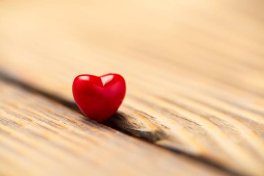 Kalpli sevgililer günü geçmişi. Yaşlı tahta üzerinde kırmızı kalp. Kopya alanı olan tatil kartı