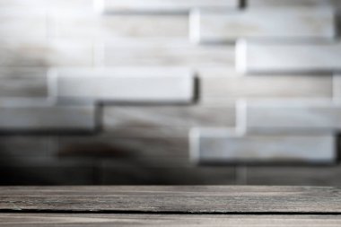 Tahta masa bulanık arkaplanın önünde boş. Tuğla zemin kaplamalı perspektif kahverengi ahşap ürünlerinizi sergilemek veya monte etmek için kullanılabilir. Model