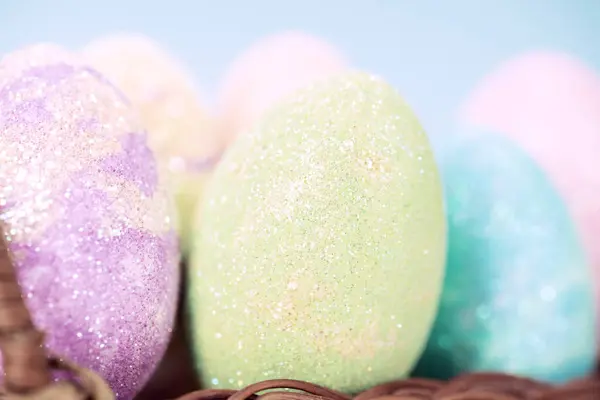 Oeufs Pâques Colorés Sur Stand Sur Une Table Sur Fond — Photo