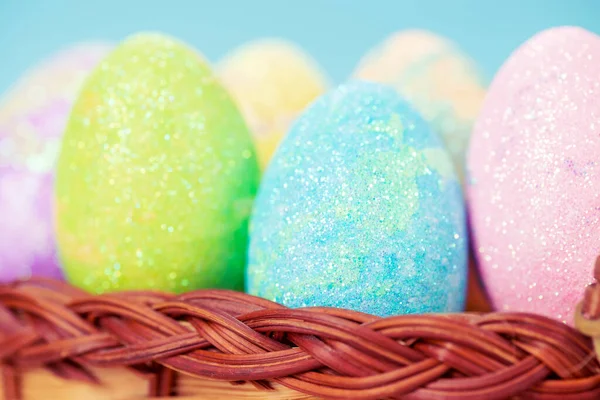 Oeufs Pâques Colorés Sur Stand Sur Une Table Sur Fond — Photo