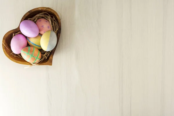 Bunte Ostereier Holzteller Auf Grauem Tisch Mit Platz Für Text — Stockfoto