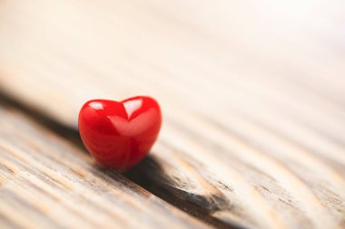 Kalpli sevgililer günü geçmişi. Yaşlı tahta üzerinde kırmızı kalp. Kopya alanı olan tatil kartı.