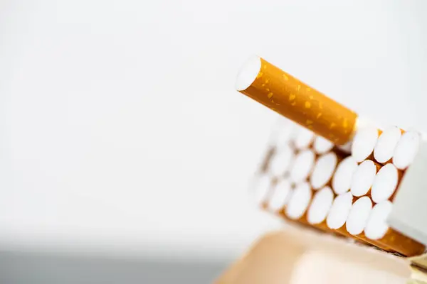 Paquete Abierto Cigarrillos Con Cigarrillo Extendido Cerca Lugar Para Texto —  Fotos de Stock