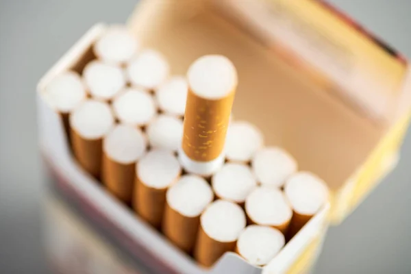Paquete Abierto Cigarrillos Con Cigarrillo Estirado Cerca —  Fotos de Stock