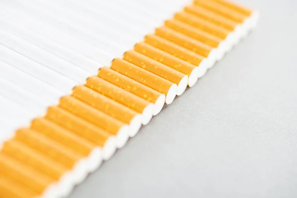 一些工业香烟的图像 排成一排的成堆的香烟 禁烟运动的概念 — 图库照片