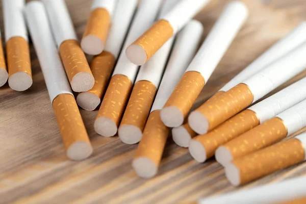 许多香烟放在木制底座上 香烟闭合在一起 — 图库照片