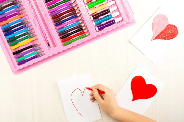 Menina Prepara Cartões Com Corações Dia Dos Namorados Desenho Trabalho — Fotografia de Stock