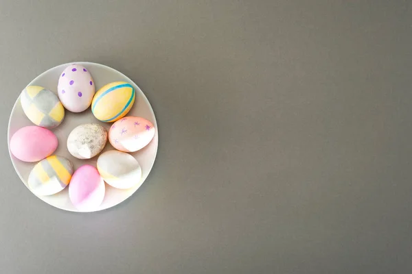 Œufs Pâques Sur Une Assiette Grise Sur Fond Gris Avec — Photo