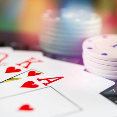 Kumarhane çiplerinin arka planına karşı aynı davanın oyun kartları.