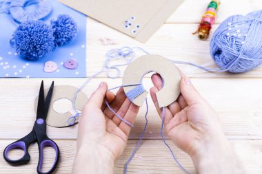 Paskalya dekoru için ponponlardan tavşan yapmayı. Çocuk sanat projesi. Diy konsepti. Eller ponpondan mavi bir Paskalya tavşanı yapar. Adım adım fotoğraf talimatı.