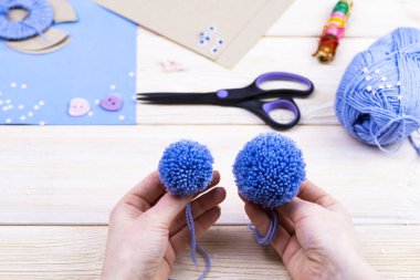 Paskalya dekoru için ponponlardan tavşan yapmayı. Çocuk sanat projesi. Diy konsepti. Eller ponpondan mavi bir Paskalya tavşanı yapar. Adım adım fotoğraf talimatı.