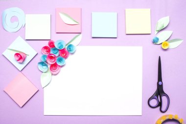 DIY talimatı. Adım adım yol göster. Renkli kartpostallardan kağıttan çiçek yapma süreci. Küçük kız anneler günü için kart hazırlıyor..