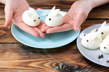 DIY talimatı. Adım adım yol göster. Haşlanmış yumurtadan komik bir tavşan yapmak, Paskalya masasını dekore etmek, Paskalya dekorasyonu ve servis yapmak.
