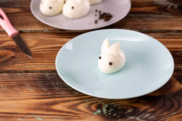 Lapin drôle fait d'œufs durs, décoration de table de Pâques, décor de Pâques et service — Photo