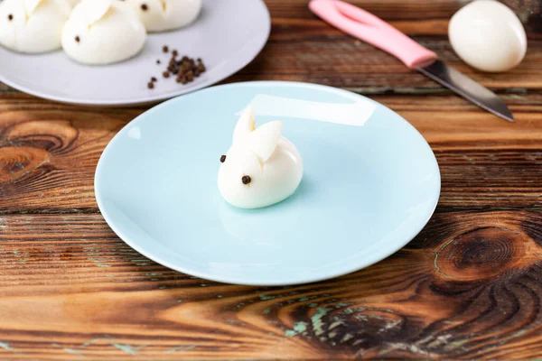 Lapin drôle fait d'œufs durs, décoration de table de Pâques, décor de Pâques et service — Photo