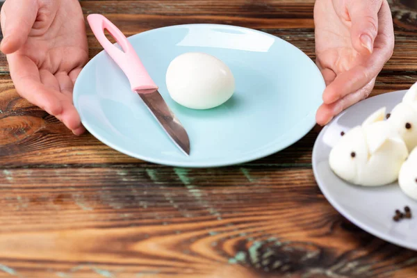 Instrucciones de bricolaje. Guía paso a paso. Hacer un conejo divertido con huevos cocidos, decorar la mesa de Pascua, la decoración de Pascua y servir — Foto de Stock