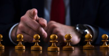 Strateji ve iş planlaması konsepti, beyaz piyonların önündeki satranç tahtası işadamı ilerlemek için bir işaret, strateji ve taktik, savaşa hazırlık, savaşın başlangıcı....