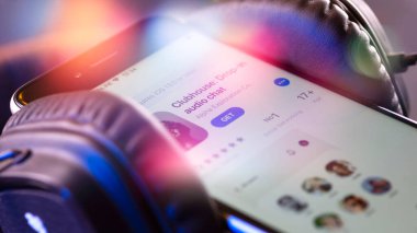 Minsk, Belarus - 02.21.2021: Kulüp uygulamasını akıllı bir telefondan görmek, 2021 yılında Sosyal Uygulamanın arkasına gizlenmiş bir tartışma. Akıllı telefondaki ses sohbet uygulamasında kulübün düşüşü.
