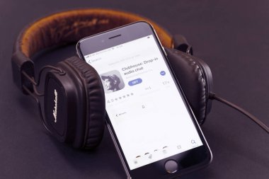 Minsk, Belarus - 02.21.2021: Kulüp uygulamasını akıllı bir telefondan görmek, 2021 yılında Sosyal Uygulamanın arkasına gizlenmiş bir tartışma. Akıllı telefondaki ses sohbet uygulamasında kulübün düşüşü.