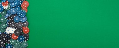 Yeşil arkaplandaki kumarhane çipleri ve metin için yer