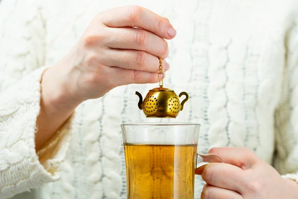 Klasik Çay Süzgeci Kadın Çaydanlık Şeklinde Altın Çay Süzgeci Ile — Stok fotoğraf