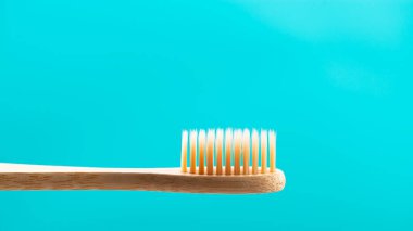 Çevre dostu mavi arka planda doğal bambu diş fırçası. Sağlık hizmeti, kopyalama alanı